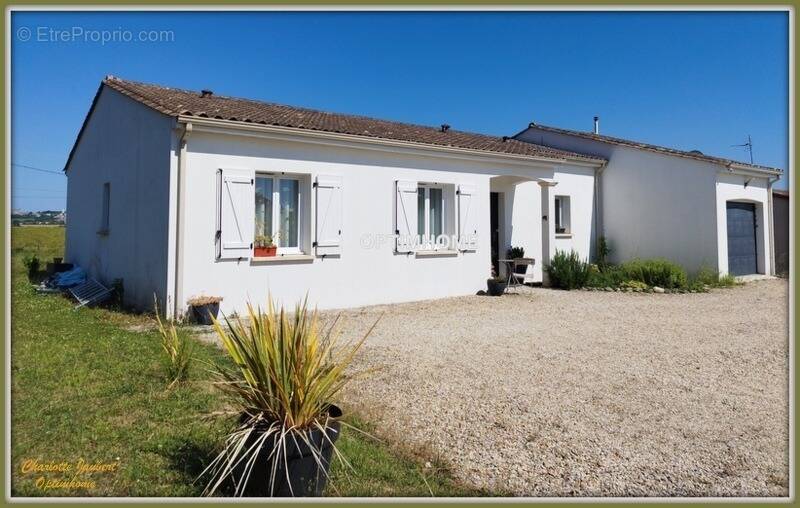 Maison à VILLEBOIS-LAVALETTE