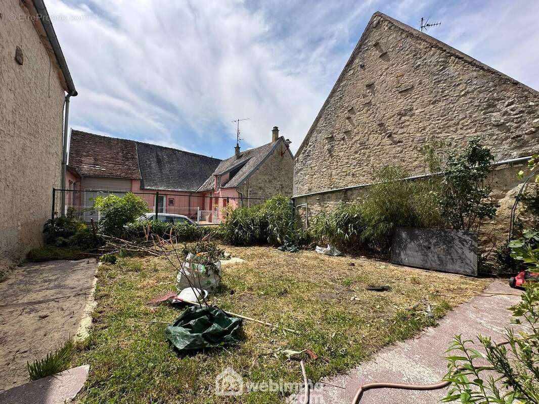 Erigée sur un terrain clos de 355 m² - Maison à VESLUD
