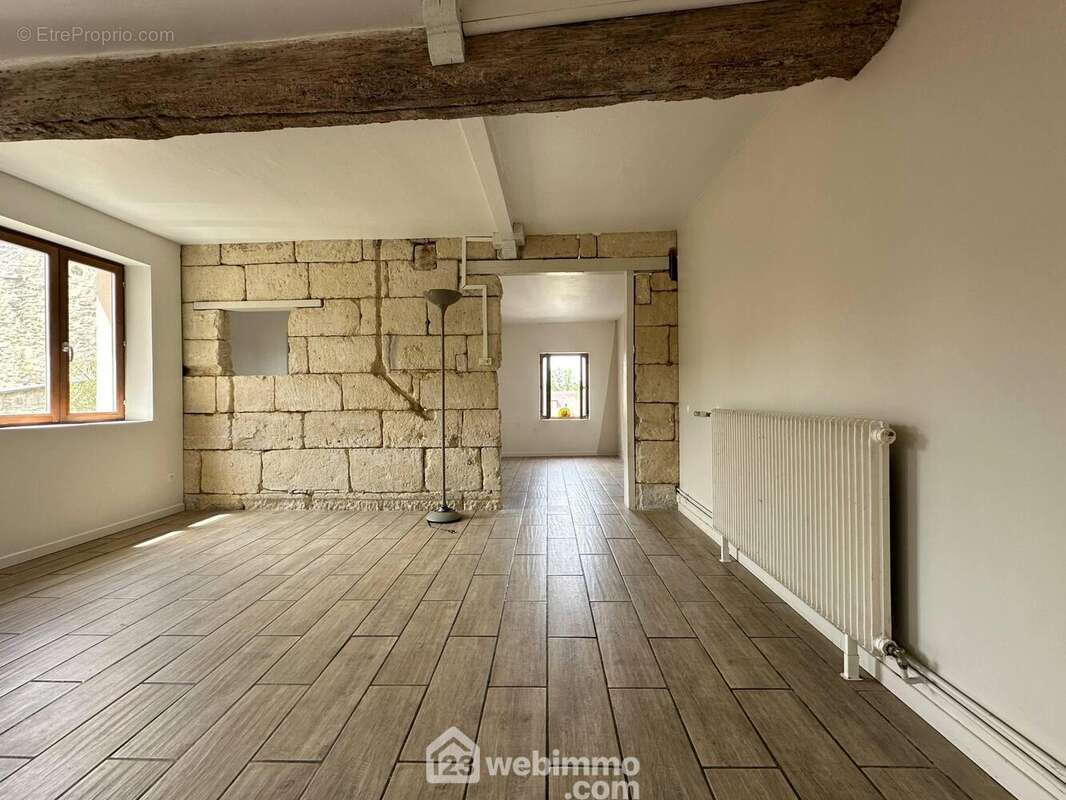 Vous serez séduits par le charme de la pierre et des poutres apparentes ! - Maison à VESLUD
