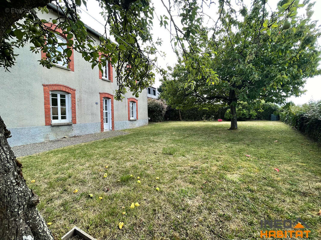 Maison à LA CHAPELLE-DES-FOUGERETZ