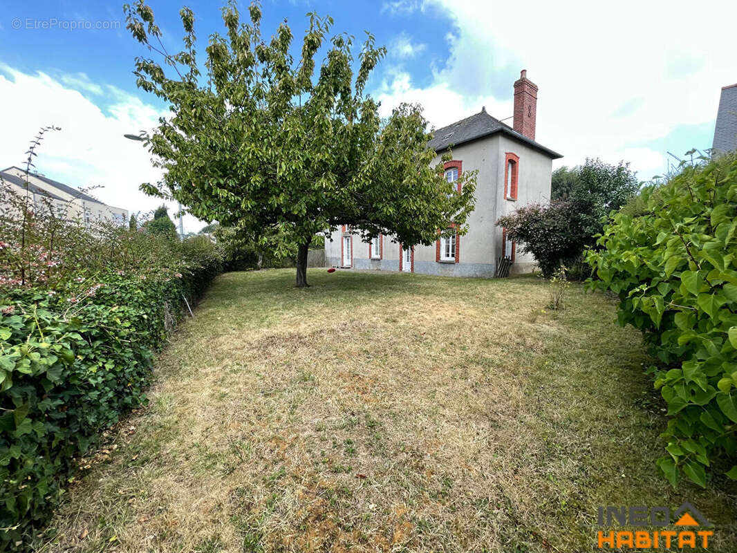 Maison à LA CHAPELLE-DES-FOUGERETZ