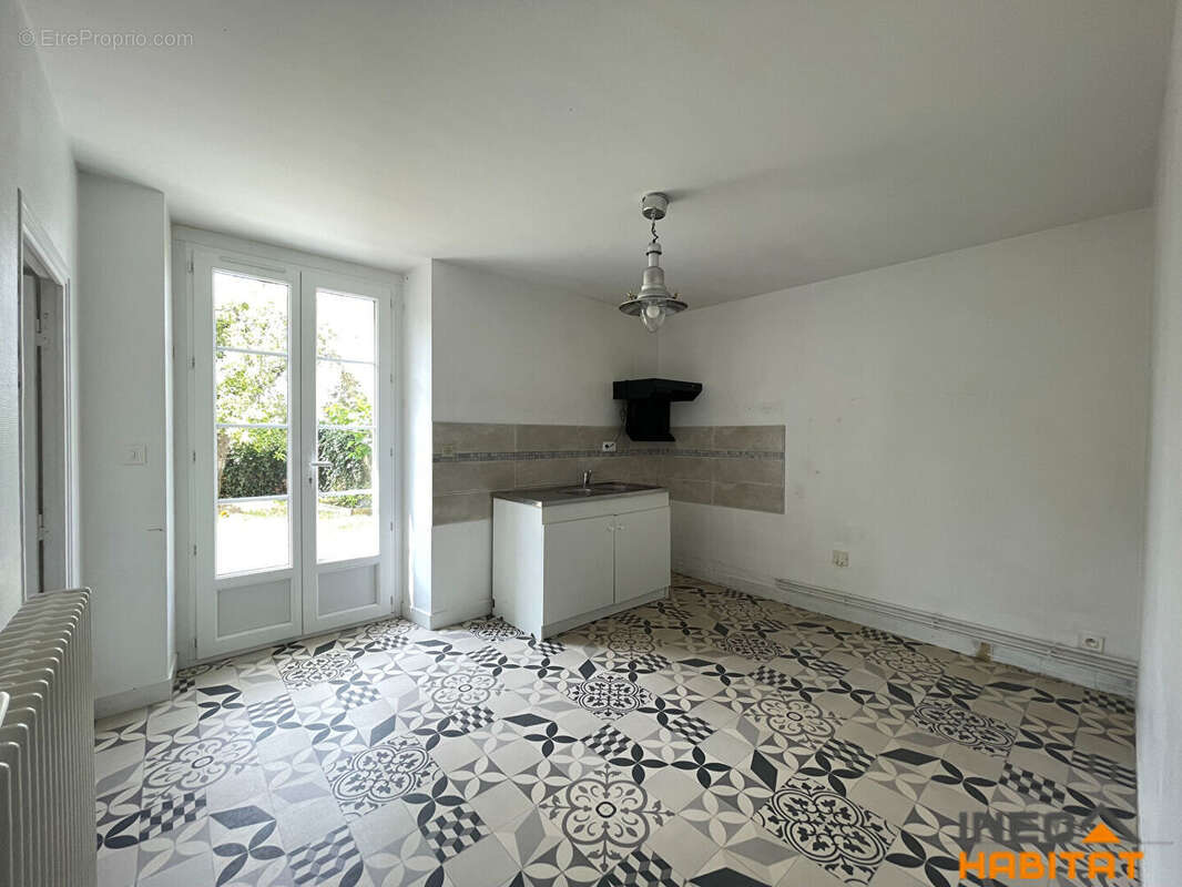 Maison à LA CHAPELLE-DES-FOUGERETZ