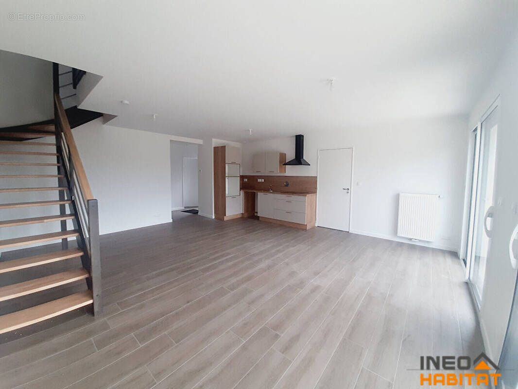 Maison à MONTREUIL-LE-GAST