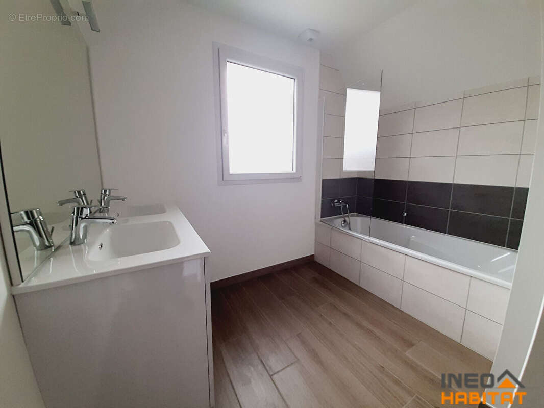 Maison à MONTREUIL-LE-GAST