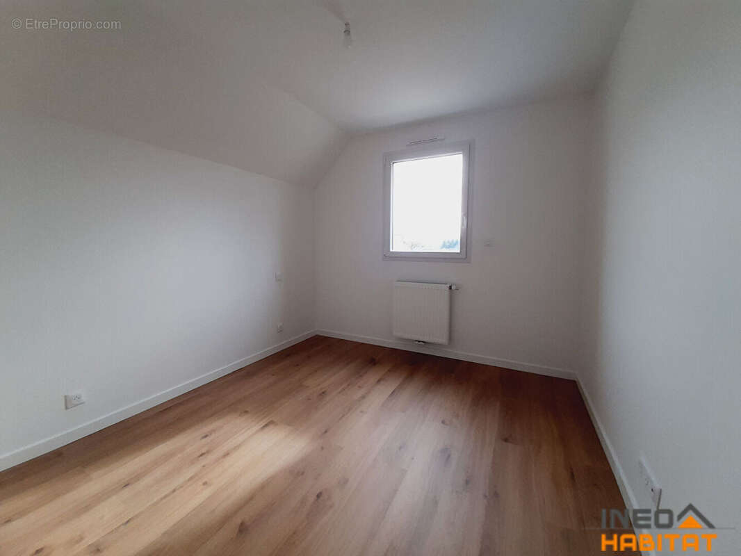 Maison à MONTREUIL-LE-GAST