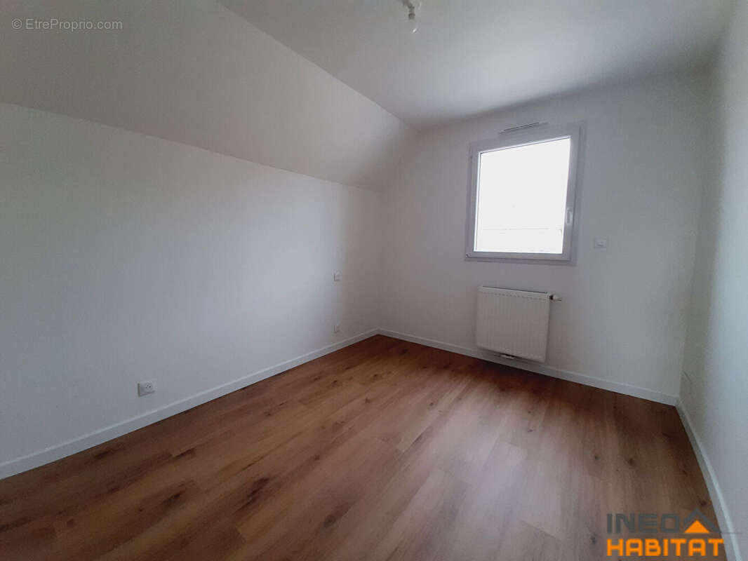 Maison à MONTREUIL-LE-GAST