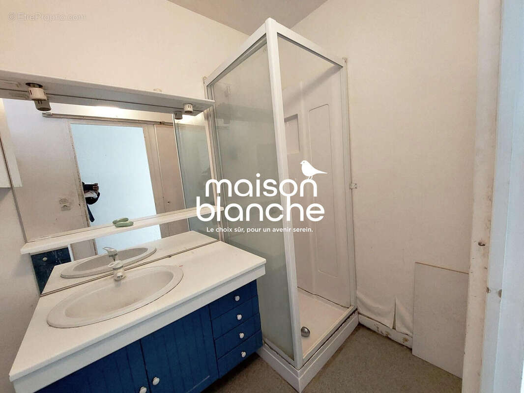 Salle de douche - Appartement à PARTHENAY