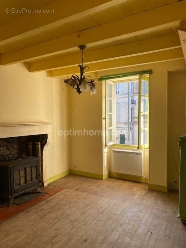 Maison à VILLEBOIS-LAVALETTE