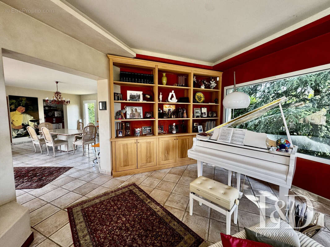 Salon/séjour de 90 m2 - Maison à VALENCE