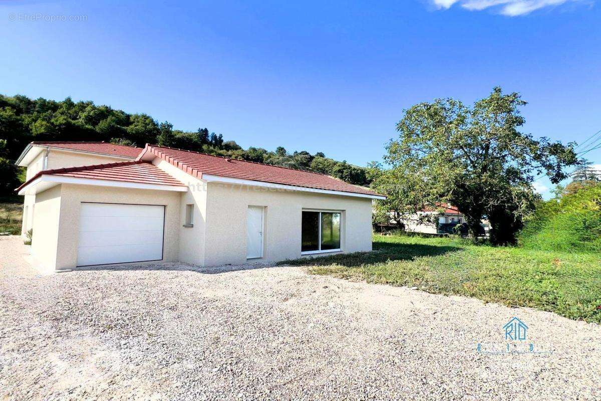 Maison à SAINT-SIMEON-DE-BRESSIEUX