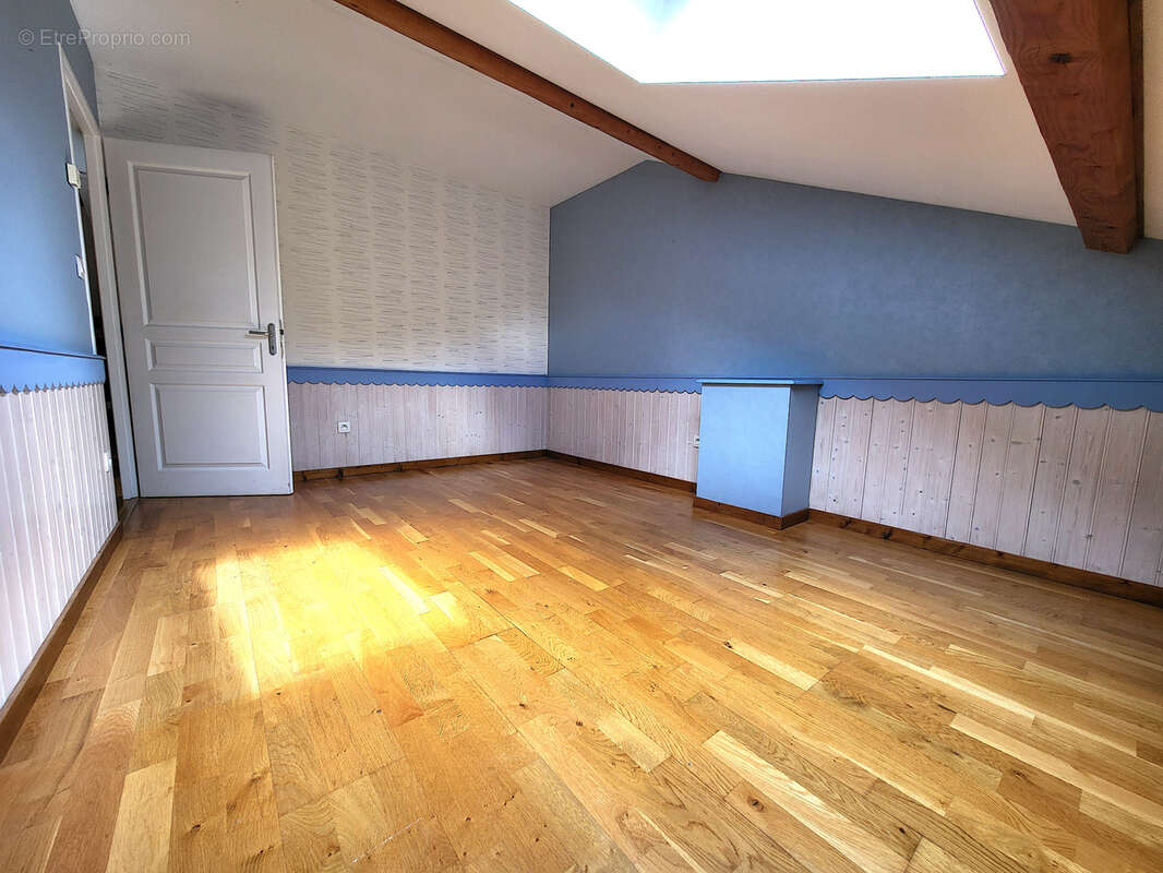 Appartement à MONTROND-LES-BAINS