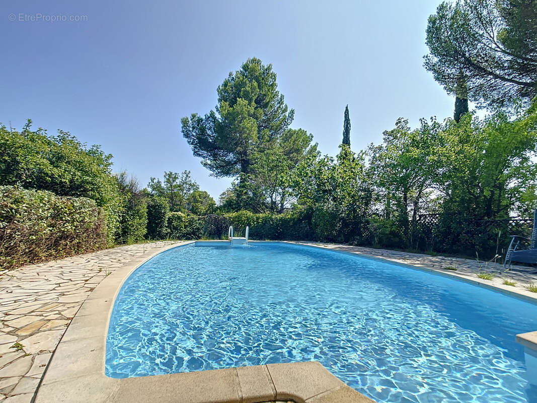 Maison à SAINT-CLEMENT-DE-RIVIERE