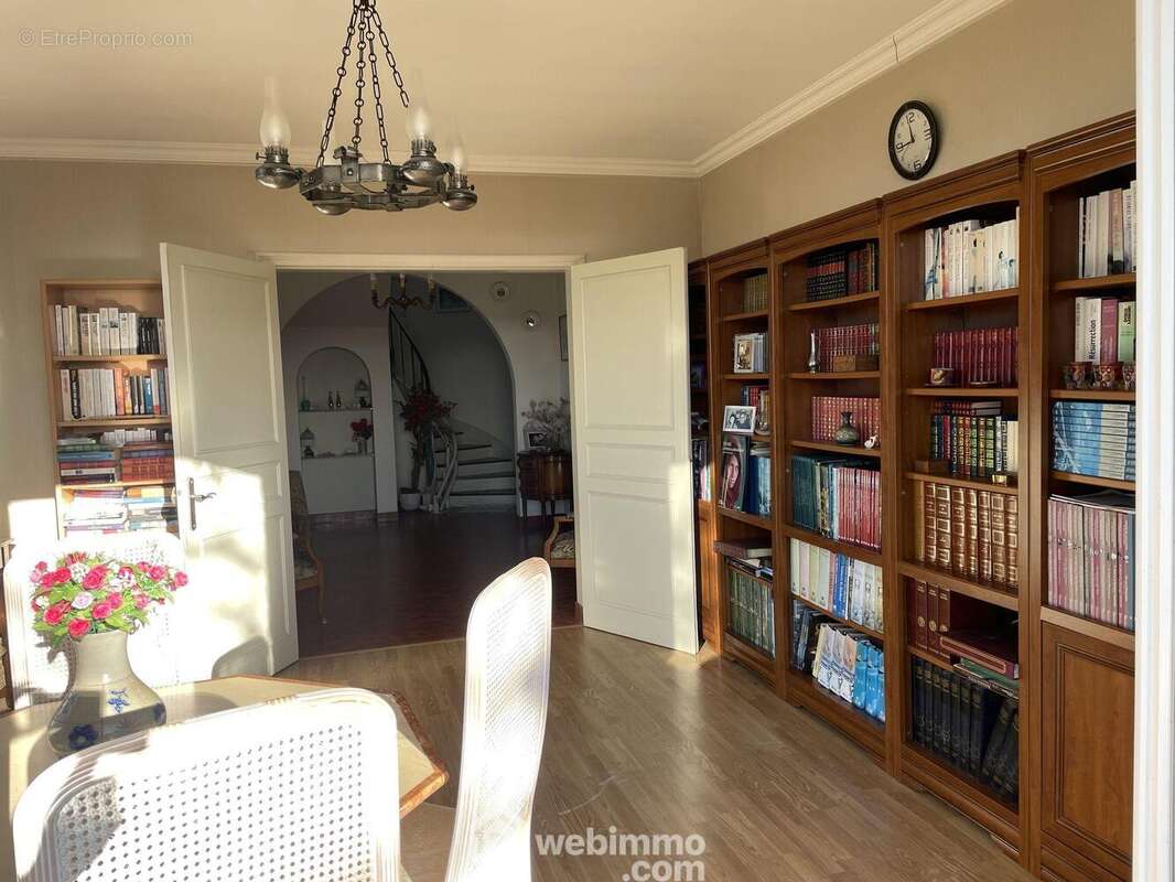 La bibliothèque ouverte sur l&#039;extérieur - Maison à LE BOUPERE