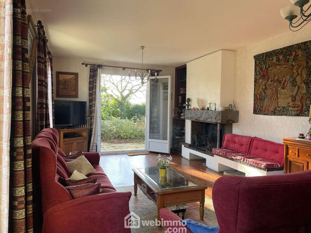 Le salon et sa cheminée à foyer ouvert - Maison à LE BOUPERE