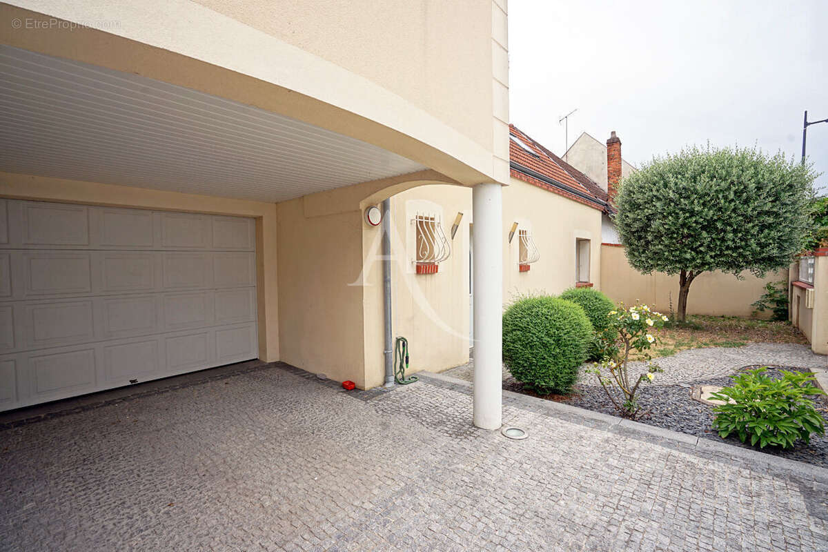 Maison à SAINT-JEAN-DE-BRAYE