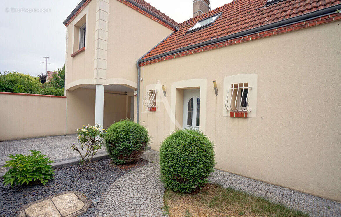 Maison à SAINT-JEAN-DE-BRAYE