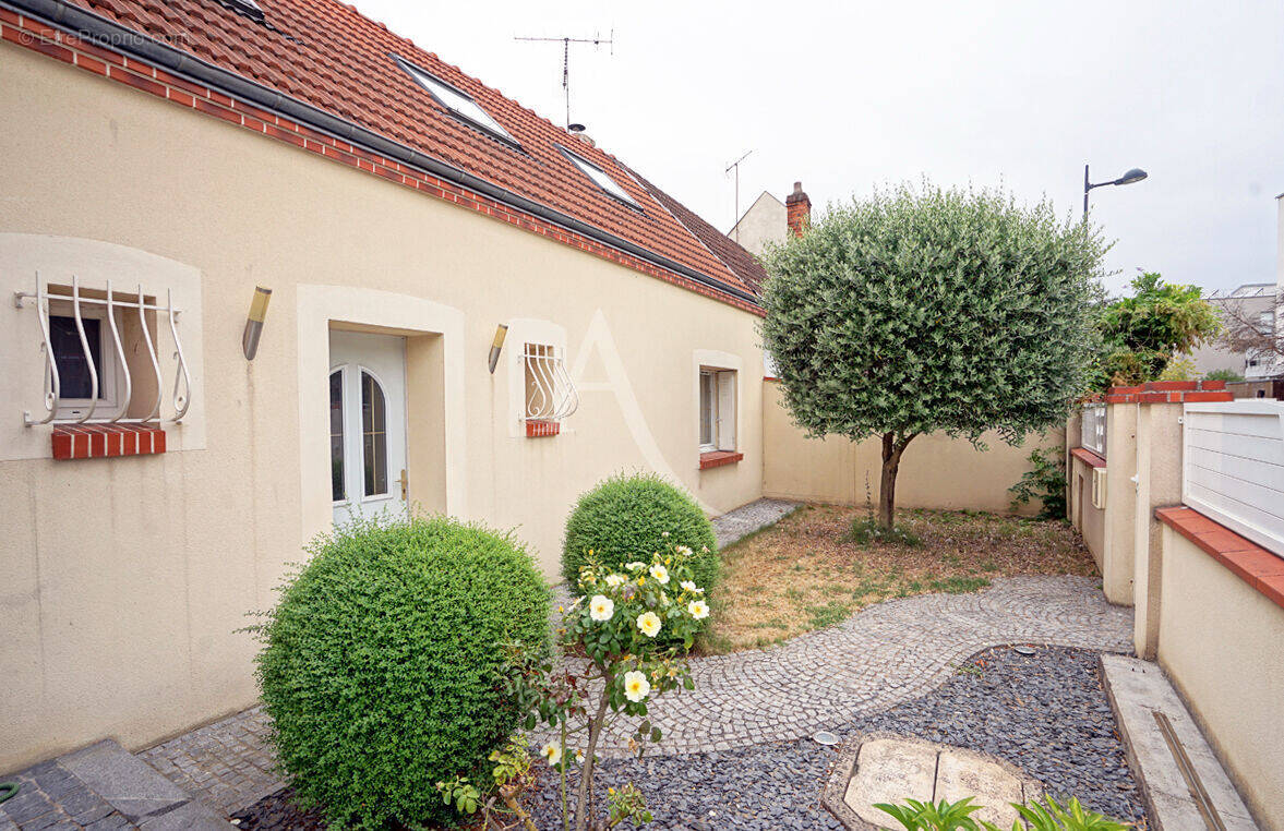 Maison à SAINT-JEAN-DE-BRAYE