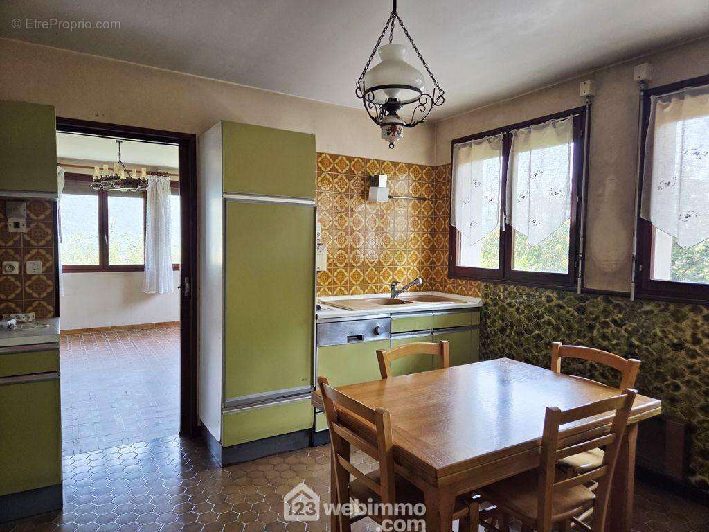 Elle est composée d&#039;un T4 au rez-de-chaussée surélevé avec un hall d&#039;entrée, une cuisine, - Maison à GILLY-SUR-ISERE