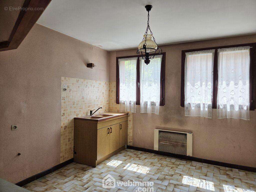 En rez-de-jardin, on retrouve un T3 de 64m² . - Maison à GILLY-SUR-ISERE