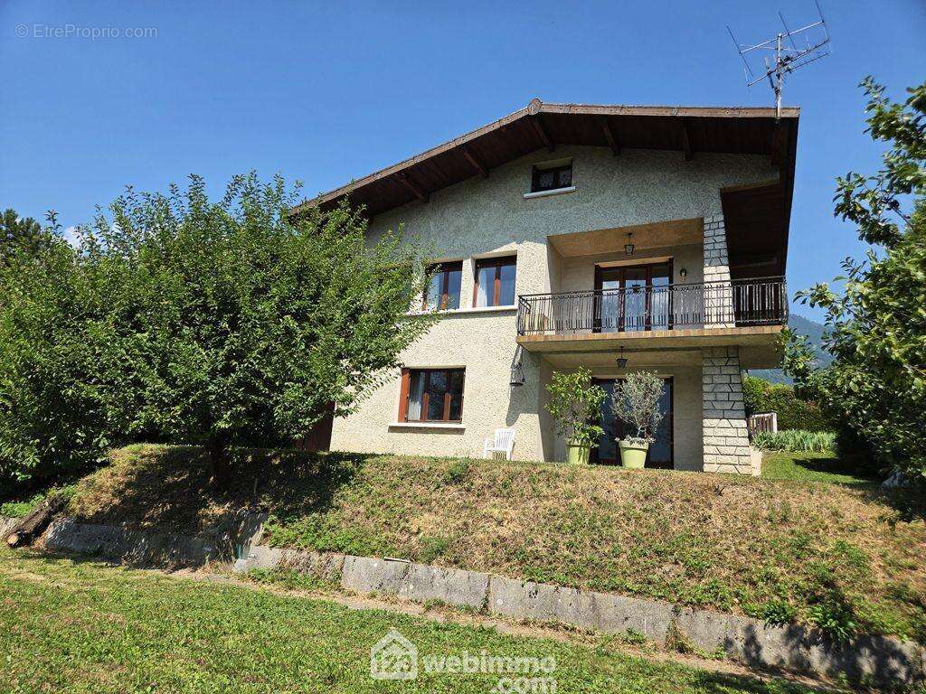 Maison individuelle de 165m² et son terrain dans un secteur calme et ensoleillé à Gilly-sur-Isère. - Maison à GILLY-SUR-ISERE