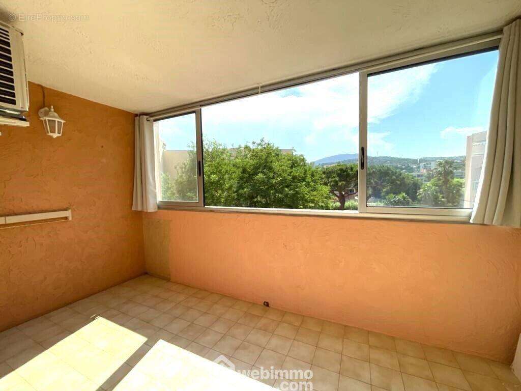 Belle loggia, baignée de lumière naturelle, avec vue dégagée sur la verdure, un espace de vie supplémentaire à exploiter selon vos besoins - Appartement à SAINTE-MAXIME