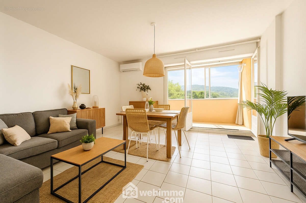 Suggestion d?aménagement : une projection 3D pour vous inspirer l?agencement possible de ce lumineux séjour ouvert sur l?extérieur. - Appartement à SAINTE-MAXIME