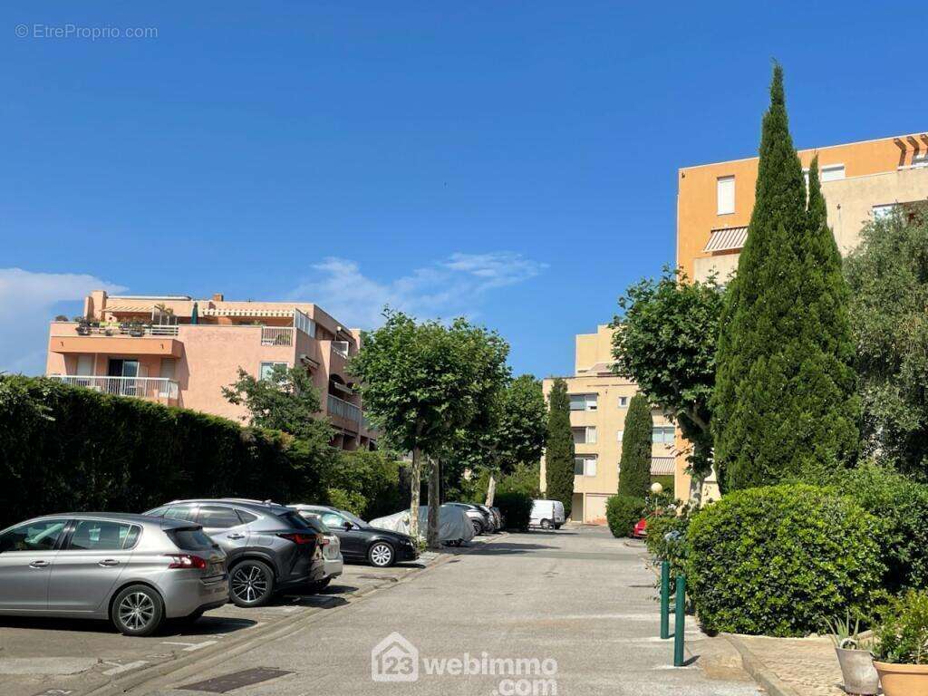 Un emplacement de parking privé au sein de la résidence, un confort au quotidien en toute sécurité. - Appartement à SAINTE-MAXIME