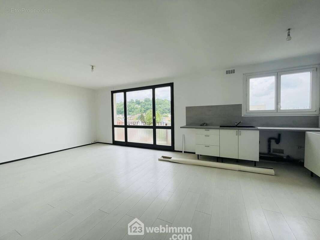 Le séjour est ouvert sur ... - Appartement à LAON