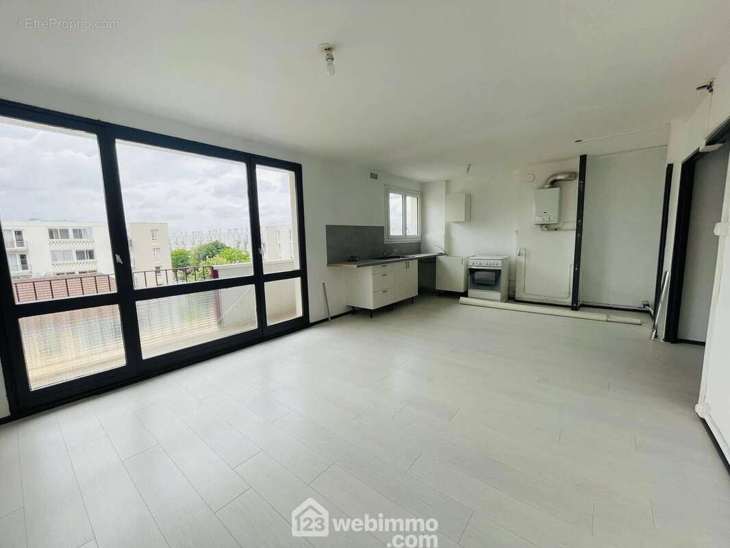 Vous bénéficiez d&#039;un accès sur le balcon - Appartement à LAON