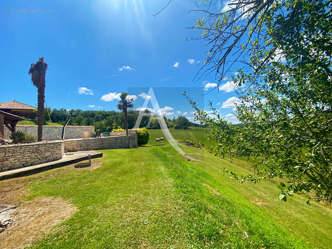 Maison à MONTAIGU-DE-QUERCY