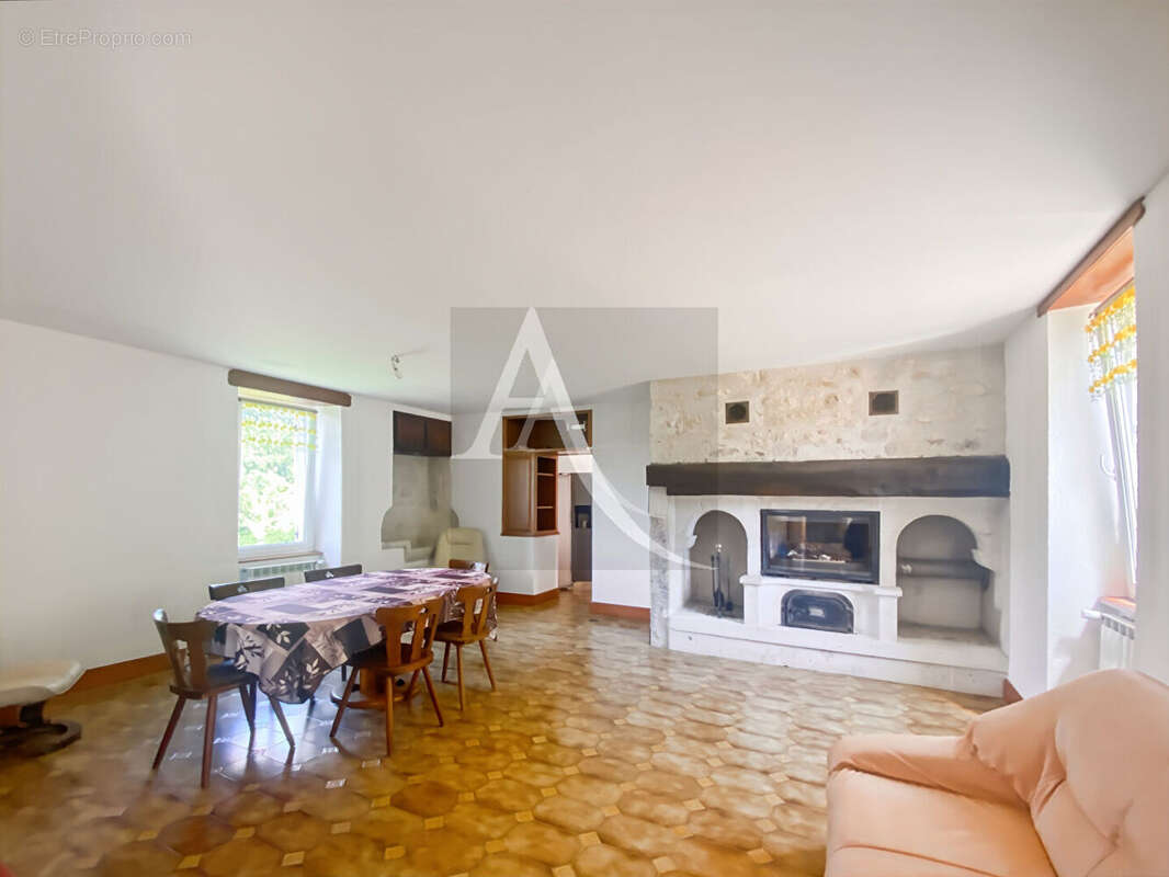 Maison à MONTAIGU-DE-QUERCY