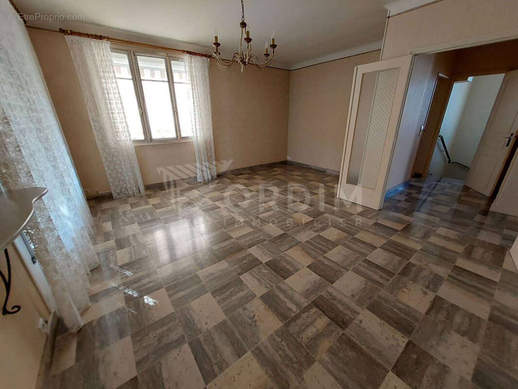 Maison à VILLENEUVE-SUR-YONNE