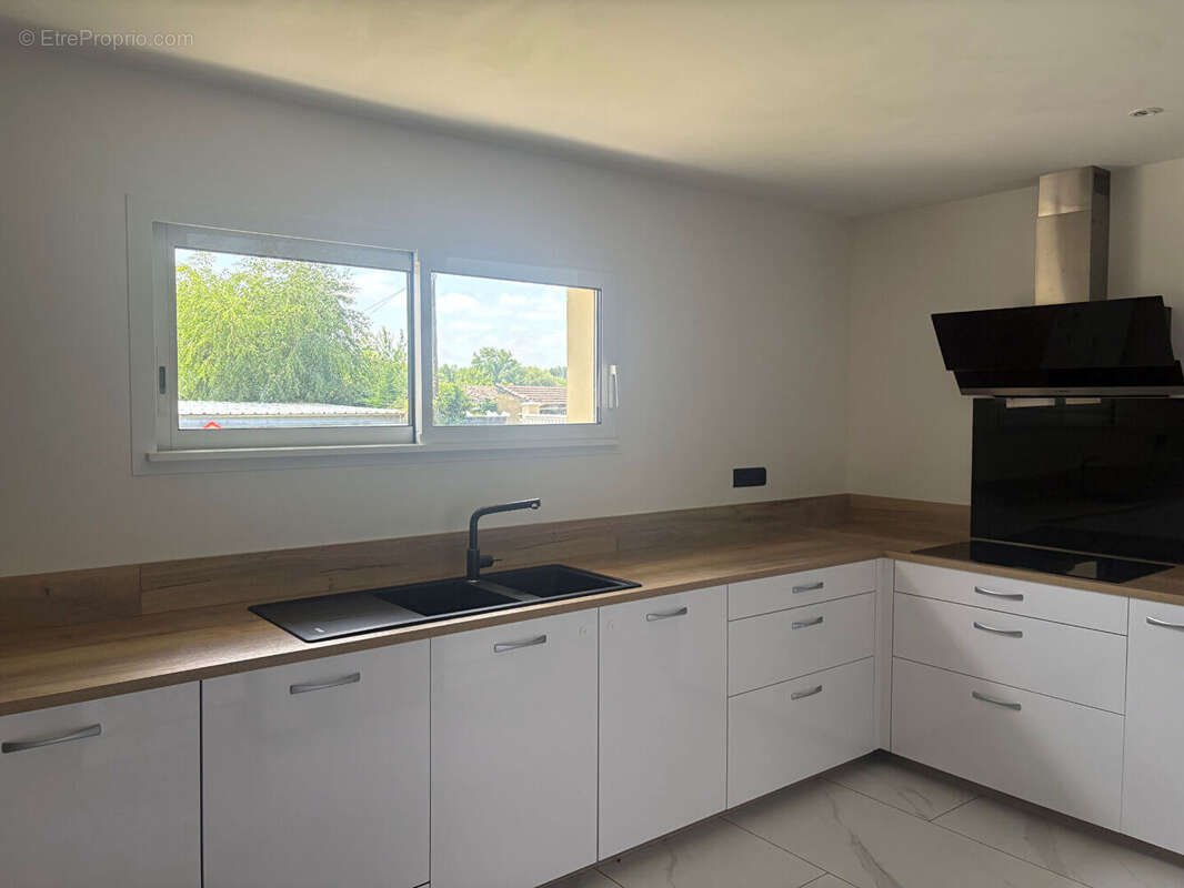 Maison à CAMIAC-ET-SAINT-DENIS