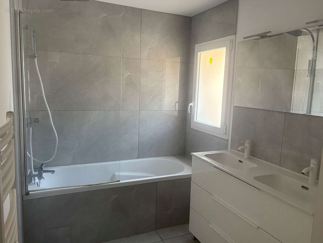 Maison à CAMIAC-ET-SAINT-DENIS