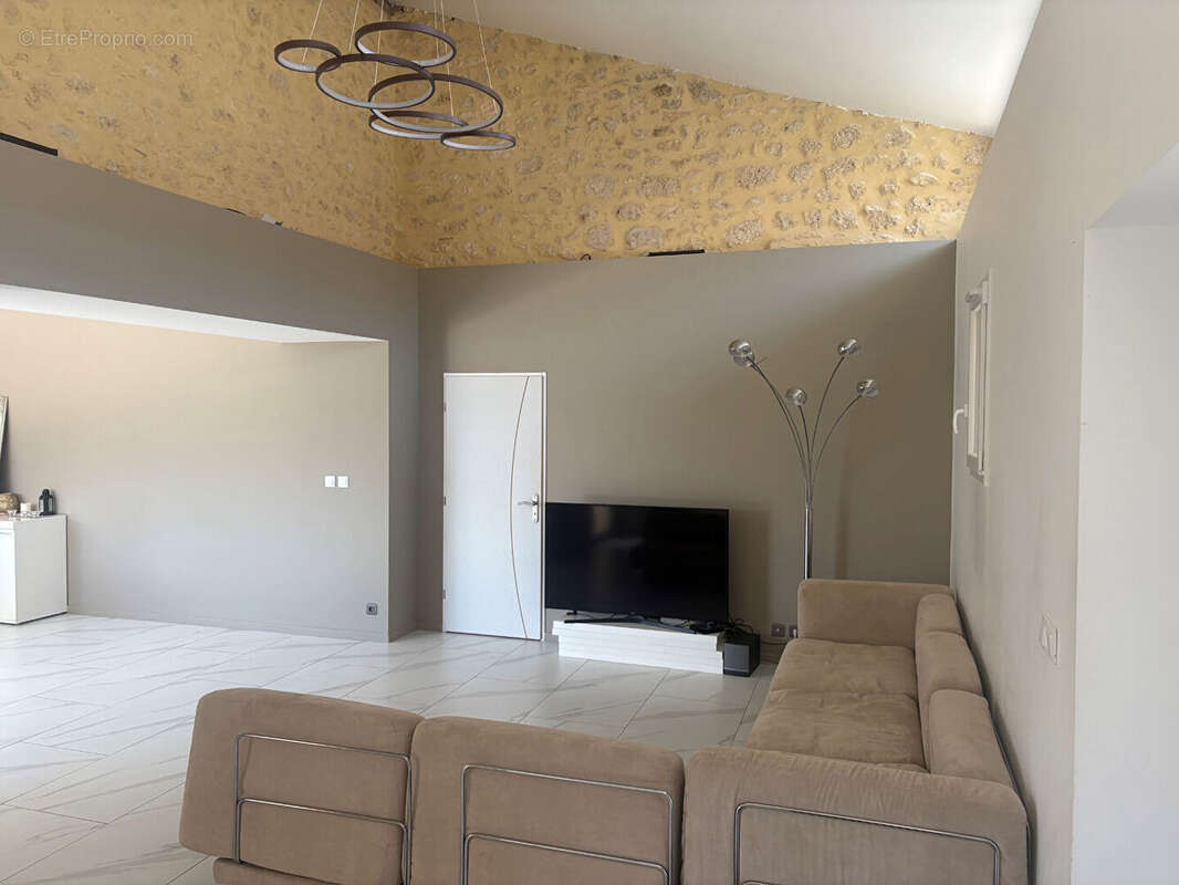 Maison à CAMIAC-ET-SAINT-DENIS