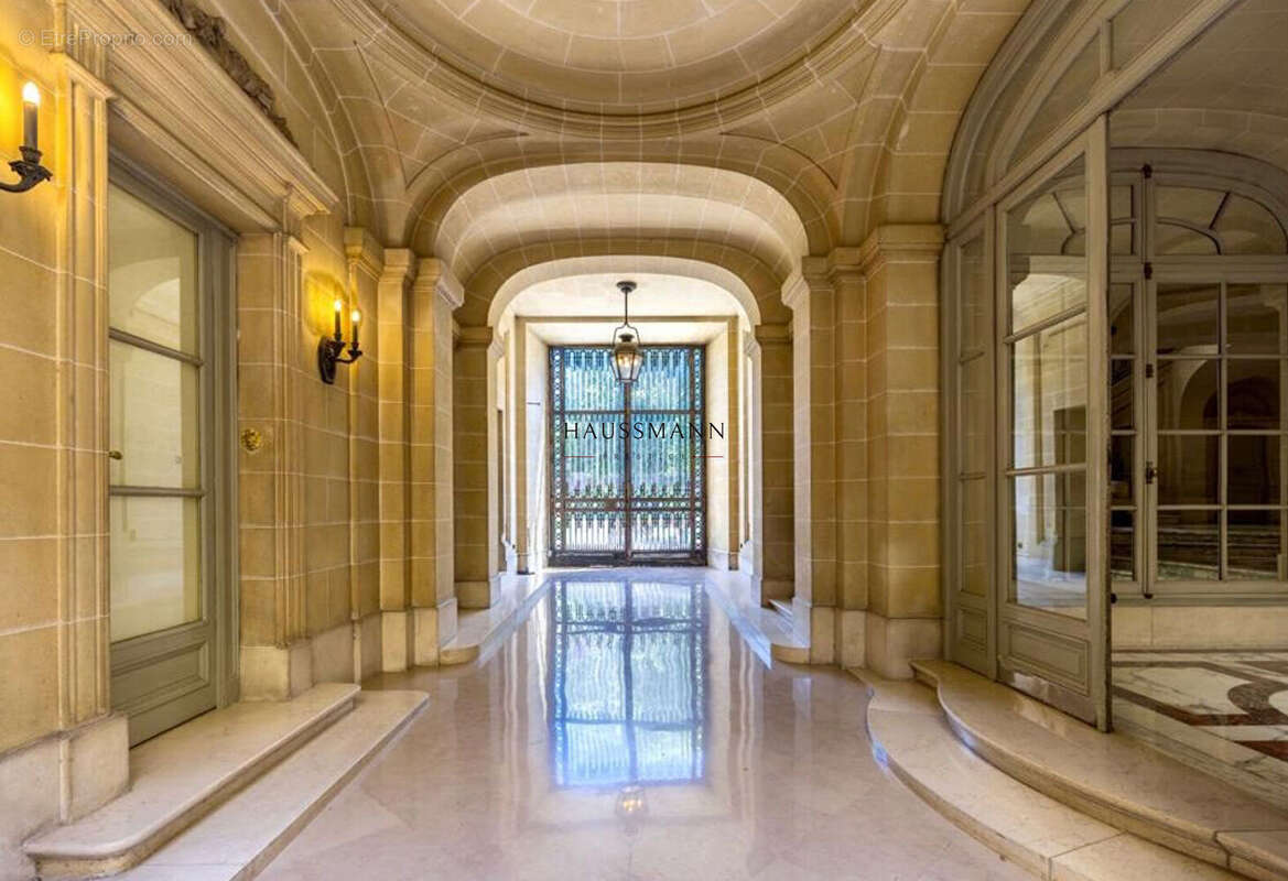 Appartement à PARIS-16E