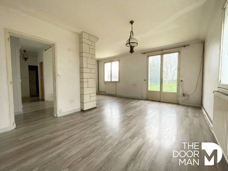 Maison à SAINT-HILAIRE-DE-CHALEONS