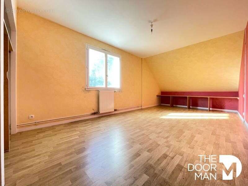 Maison à SAINT-HILAIRE-DE-CHALEONS