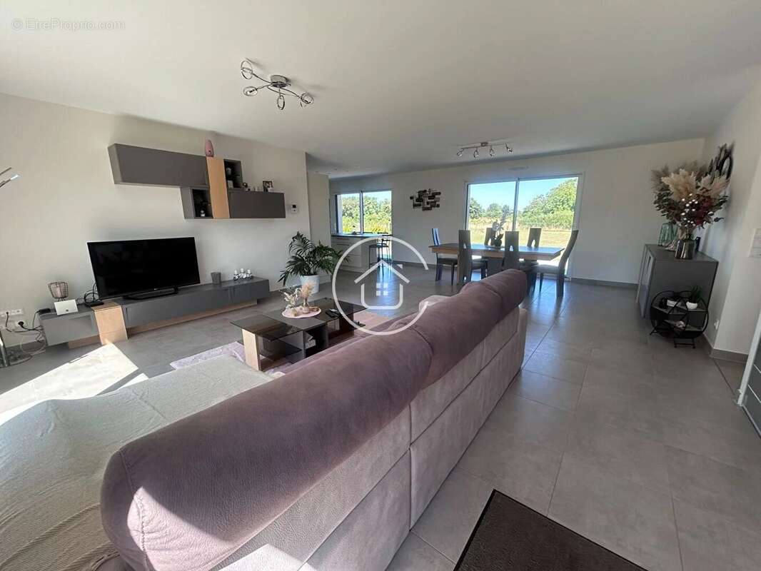 Maison à LES MONTILS