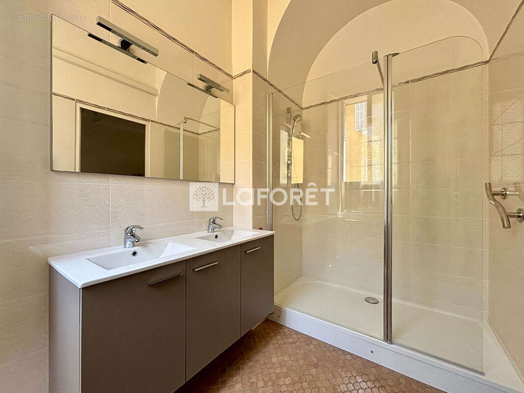 Appartement à MARSEILLE-1E