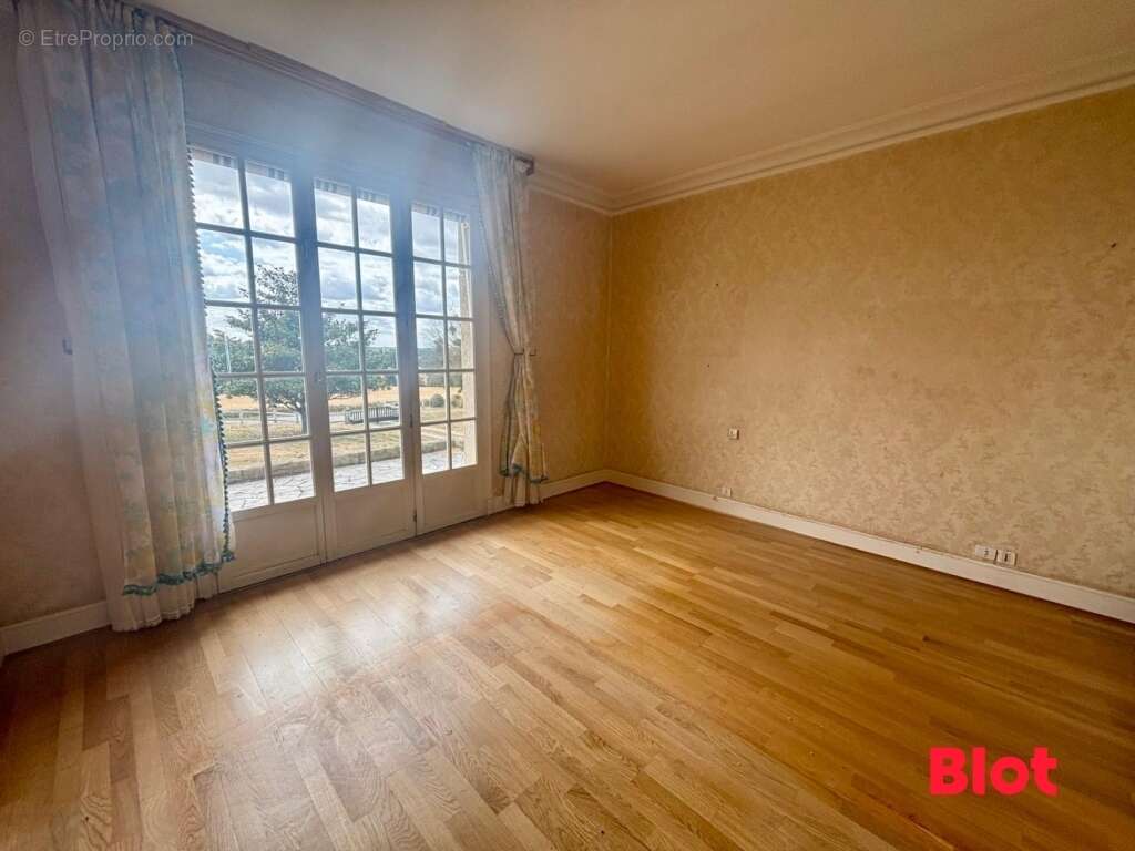 Maison à NOYAL-CHATILLON-SUR-SEICHE