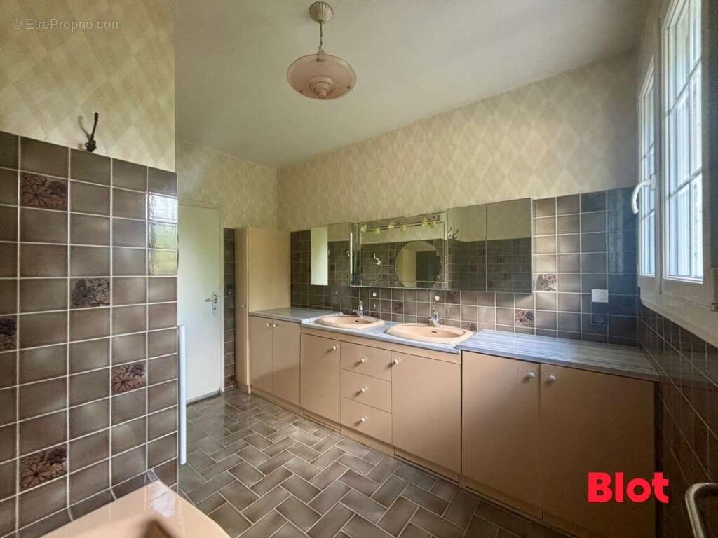 Maison à NOYAL-CHATILLON-SUR-SEICHE