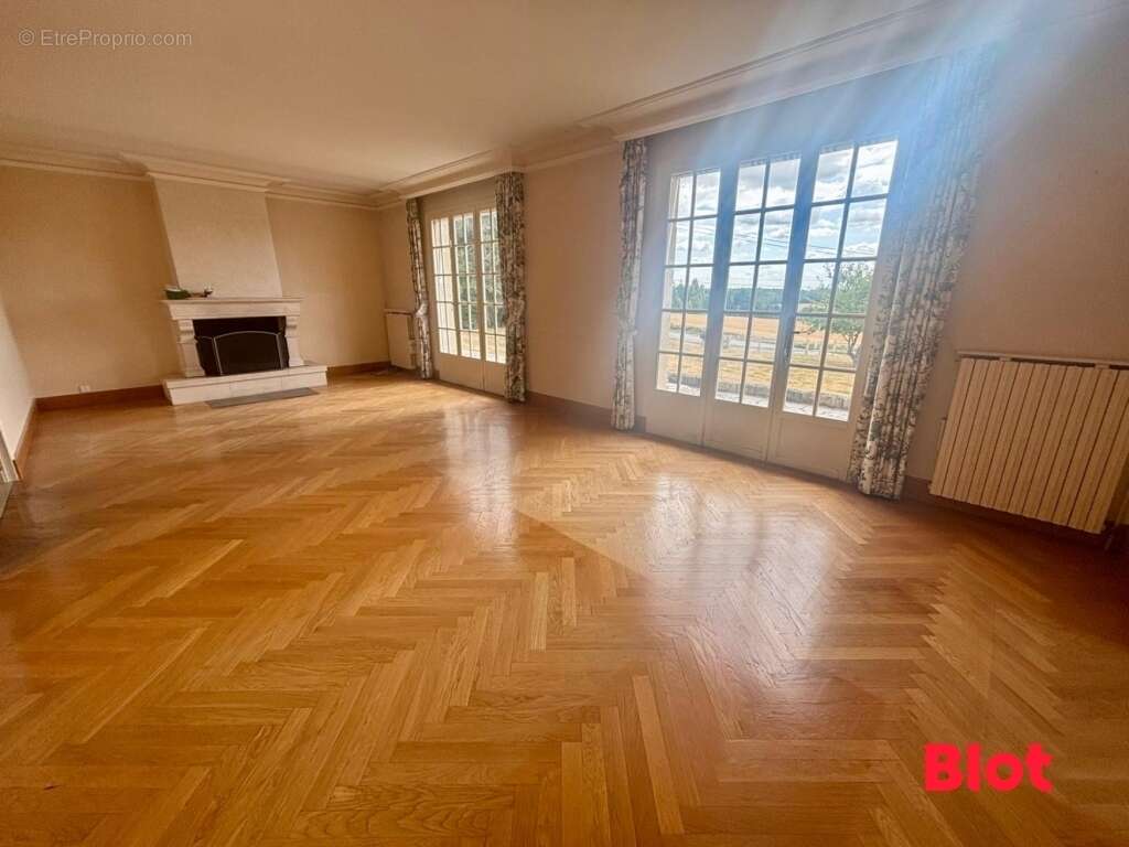 Maison à NOYAL-CHATILLON-SUR-SEICHE