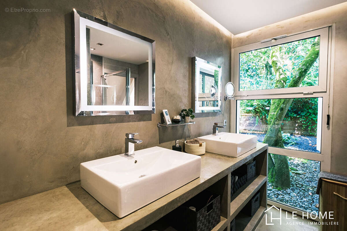 Maison à CHARBONNIERES-LES-BAINS