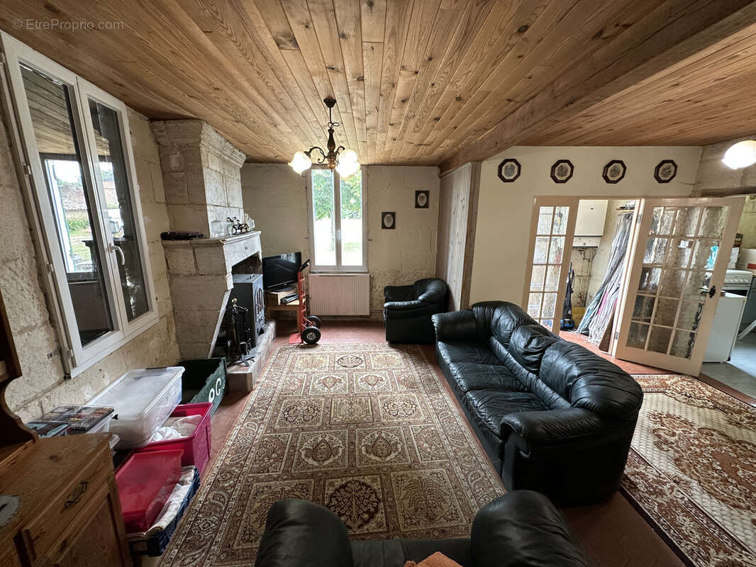 Maison à LA ROCHE-CHALAIS