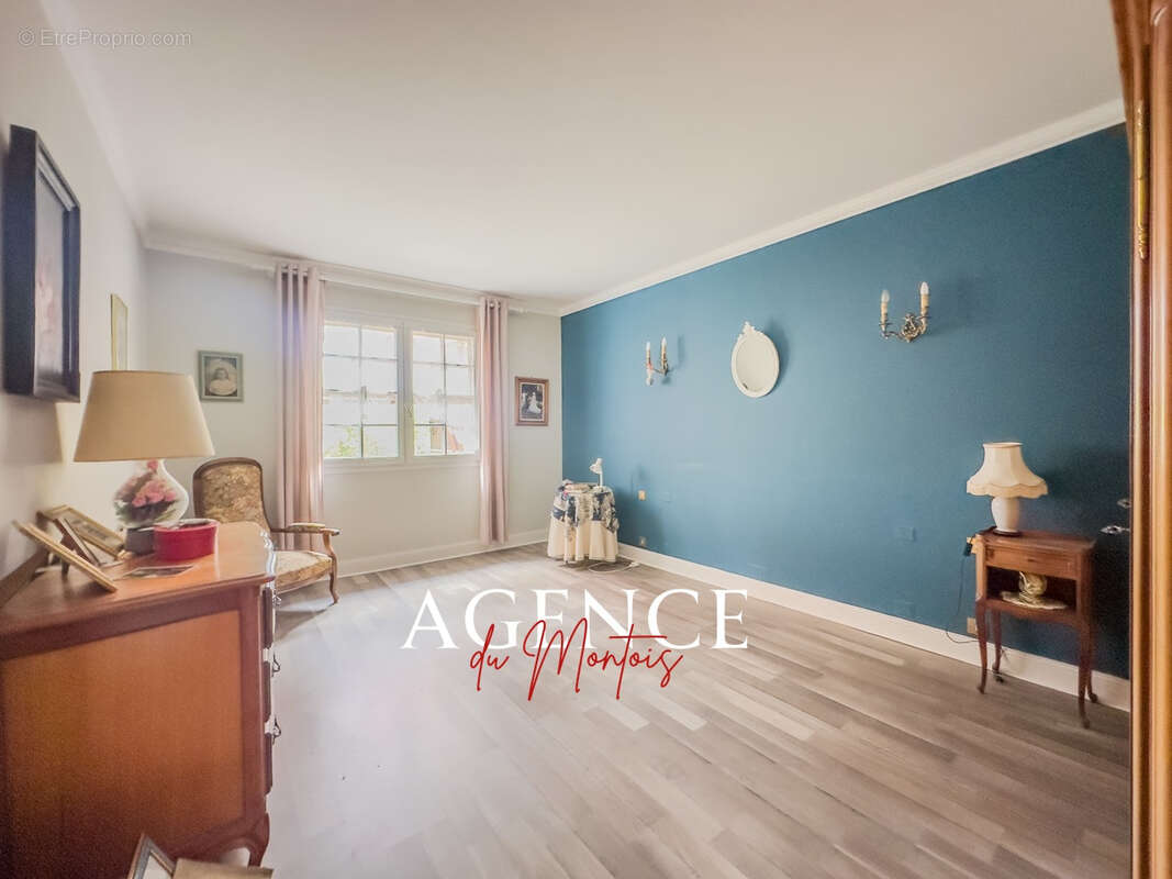 Maison à THORIGNY-SUR-OREUSE