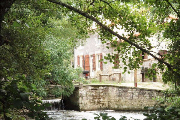 OVERVIEW - Maison à LIZANT