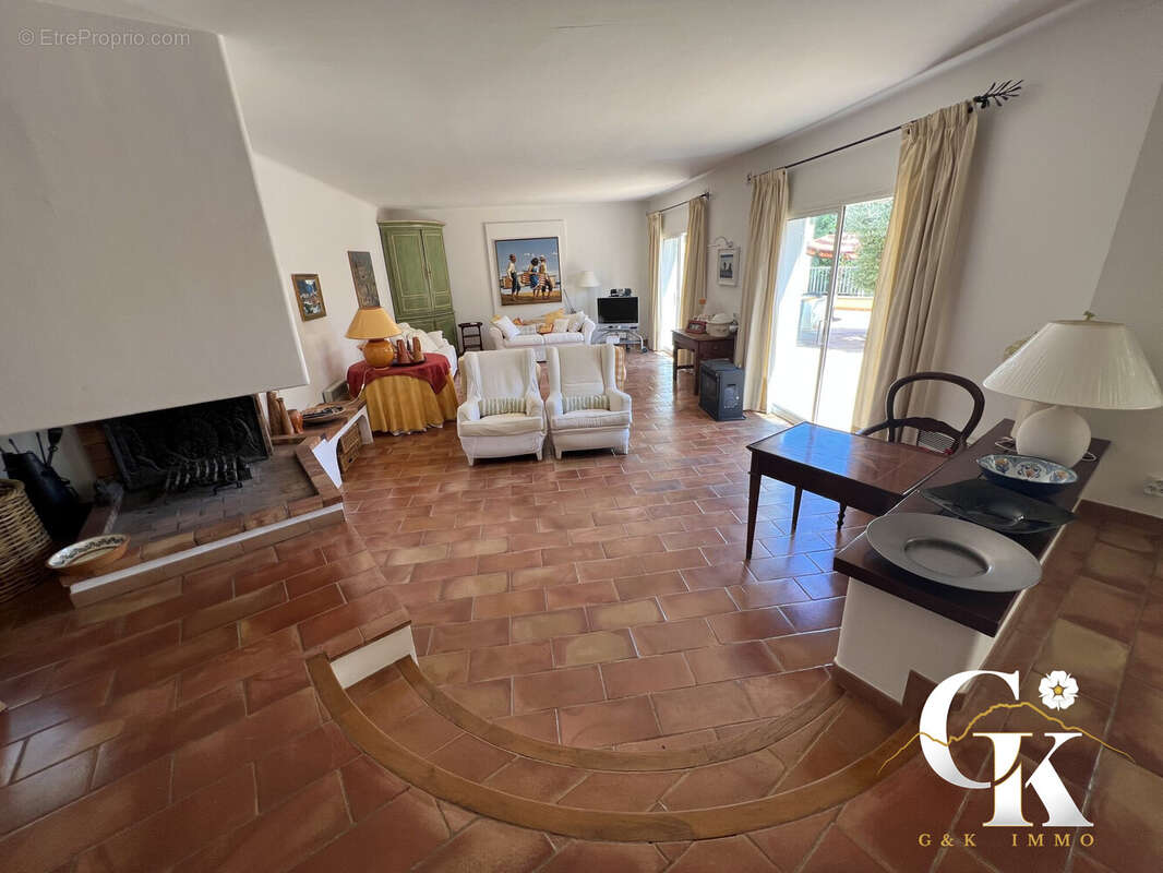 Maison à SAINT-CYR-SUR-MER