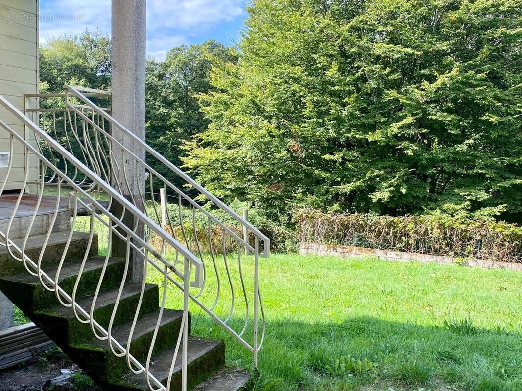 Escalier d&#039;accès au gardin - Maison à MARC-LA-TOUR