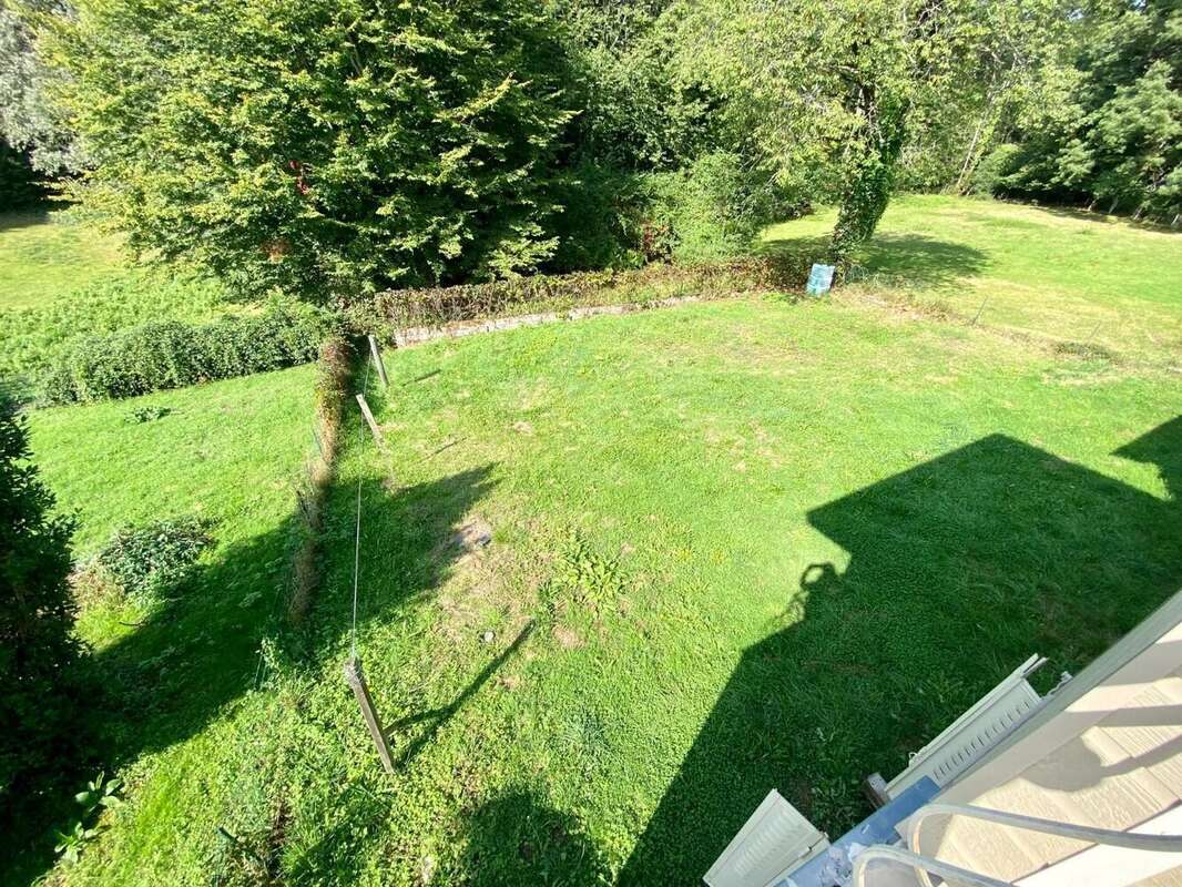 Jardin - Maison à MARC-LA-TOUR